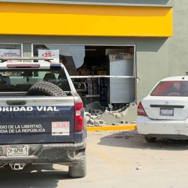 Adulto mayor choca contra tienda